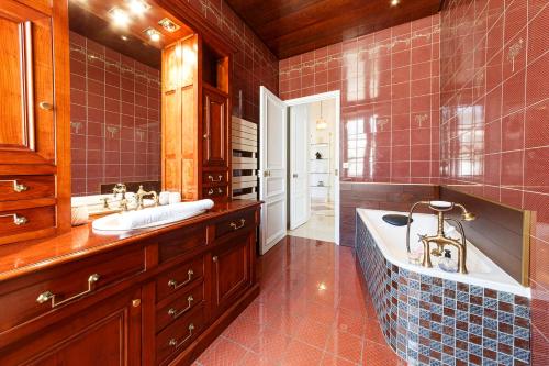 Un baño con una bañera grande y un lavabo. en Le Roi René - XIXe siècle - Château, en Angers