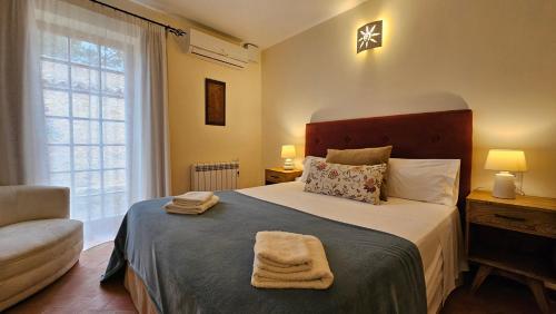 a bedroom with a bed with two towels on it at Asis de Marratxinet Turismo de Interior in Marratxí 