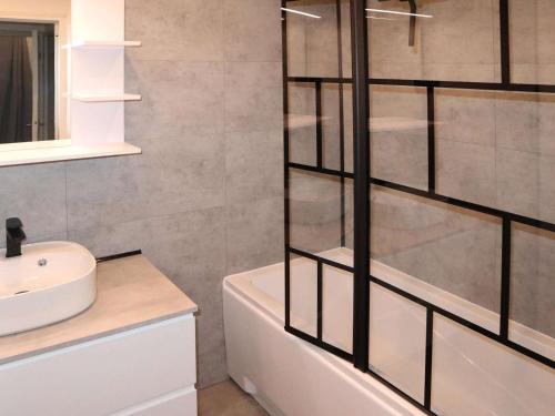 une salle de bain avec une douche, un lavabo et une baignoire dans l'établissement Appartement 2 pièces, 6 pers. aux Orres avec balcon - FR-1-322-171, aux Orres