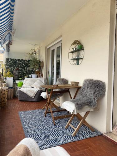 un salon avec une table et un canapé dans l'établissement Face mer cannes, à Cannes