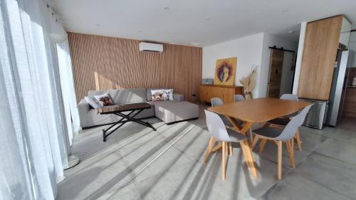 un salon avec une table et un canapé dans l'établissement Sweet Home Maison entière, à Taverny