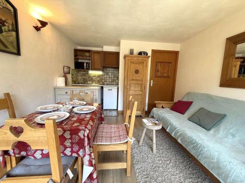 un salon avec une table et un canapé dans l'établissement Studio Cabine à Praz-Sur-Arly - 4 pers, Parking, Proche Centre et Pistes - FR-1-603-32, à Praz-sur-Arly