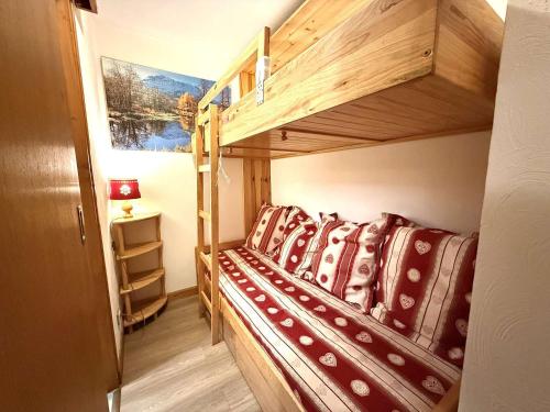 Ce lit superposé se trouve dans une petite chambre avec un escalier. dans l'établissement Studio Cabine à Praz-Sur-Arly - 4 pers, Parking, Proche Centre et Pistes - FR-1-603-32, à Praz-sur-Arly