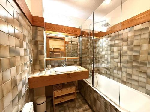 une salle de bain avec un lavabo, une baignoire et un miroir dans l'établissement Studio Cabine à Praz-Sur-Arly - 4 pers, Parking, Proche Centre et Pistes - FR-1-603-32, à Praz-sur-Arly