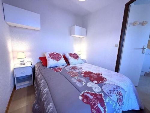 une chambre avec un lit avec des oreillers dessus dans l'établissement Charmant 2P Cabine à Praz-sur-Arly - Ski, Balcon, Parking, 4 Pers - FR-1-603-39, à Praz-sur-Arly