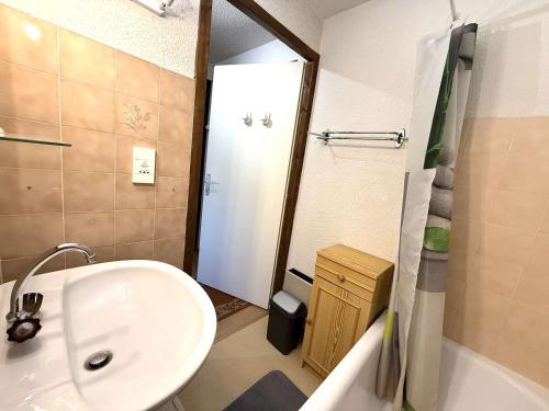 une salle de bain avec un lavabo, des toilettes et une baignoire dans l'établissement Charmant 2P Cabine à Praz-sur-Arly - Ski, Balcon, Parking, 4 Pers - FR-1-603-39, à Praz-sur-Arly