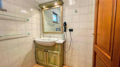 a bathroom with a sink and a mirror at Residence Villa Frejus in Bardonecchia