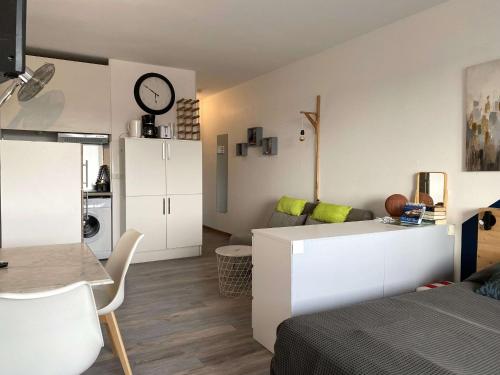 un petit salon avec un canapé et une table dans l'établissement Confortable studio avec loggia fermée, 29m², wifi - FR-1-553-260, à Balaruc-les-Bains