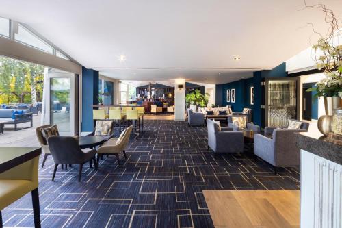 Ruang duduk di Crowne Plaza Stratford-upon-Avon by IHG