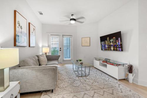 a living room with a couch and a table at Vibrant 1 Bedroom Paradise Pool and Gym Bliss in Apollo Beach