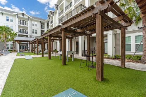 Taman di luar Sunny 2-Bed Oasis Pool and Gym in Apollo Beach