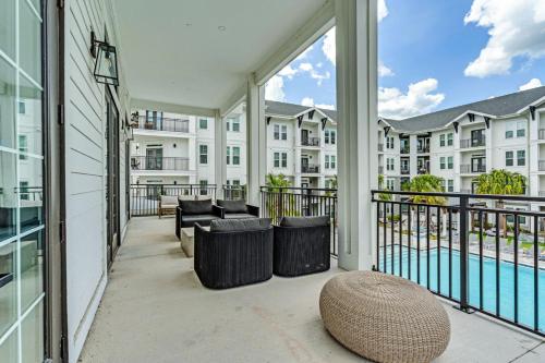 Kolam renang di atau dekat dengan Sunny 2-Bed Oasis Pool and Gym in Apollo Beach