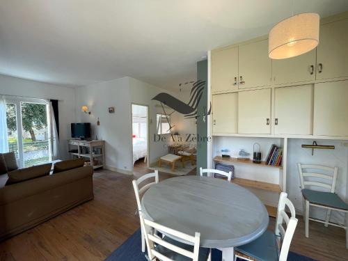 une cuisine et un salon avec une table et des chaises dans l'établissement La Petite Cèpe - Au bord de la plage et de la forêt, à La Tremblade