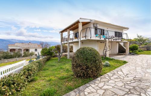 een wit huis met een balkon op een tuin bij Nice Home In Razanac With Wifi in Ražanac
