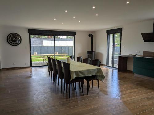 une cuisine et une salle à manger avec une table et des chaises dans l'établissement Maison familial dans le golf, au Tronchet
