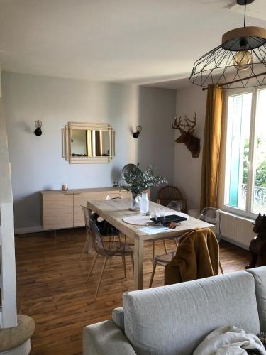 un salon avec une table et un canapé dans l'établissement Magnifique maison familiale proche de Paris et Orly aéroport, à Massy