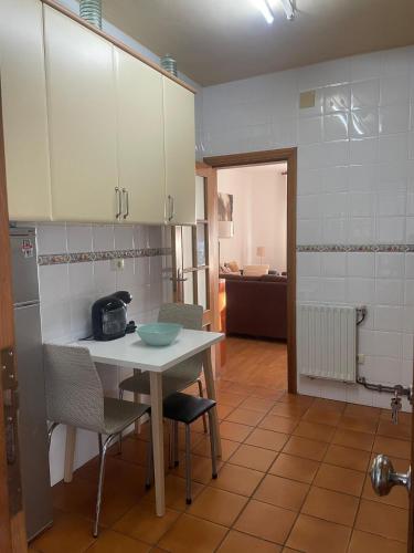 eine Küche mit Tisch und Stühlen und eine Küche mit Spüle in der Unterkunft Casa Pepa in San Jorge