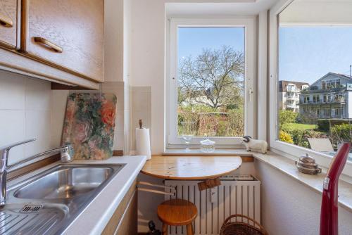 una cocina con fregadero y ventana en Ferienwohnung Fallreep, en Travemünde