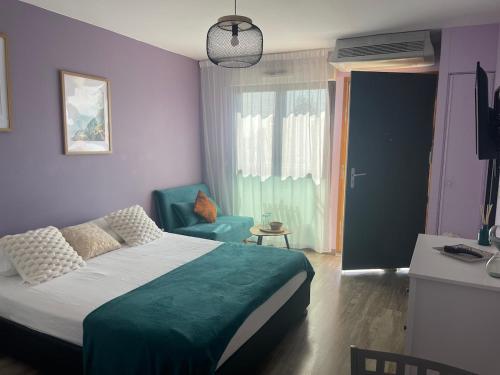 Ένα ή περισσότερα κρεβάτια σε δωμάτιο στο Studio cosy, résidence de tourisme avec piscine