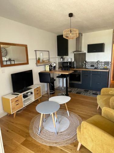 un salon avec une table et une cuisine dans l'établissement Palavas, studio CLIM, 1 Ch cabine, vue lagune, à Palavas-les-Flots