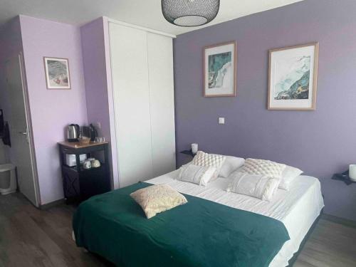 Ένα ή περισσότερα κρεβάτια σε δωμάτιο στο Studio cosy, résidence de tourisme avec piscine