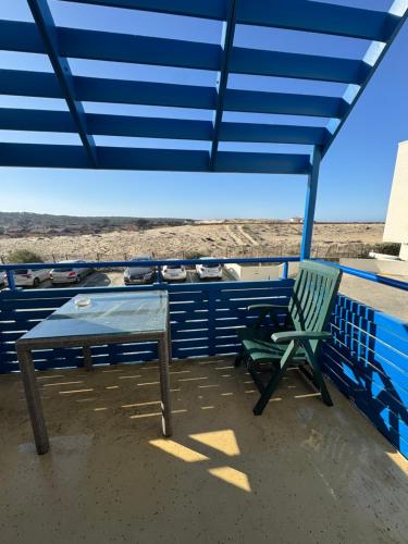 une table et une chaise sur une terrasse avec vue dans l'établissement Appartement bord de mer, à Lacanau