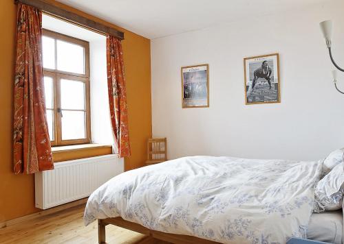a bedroom with a bed and a window at Gîtes de Baya in Ohey