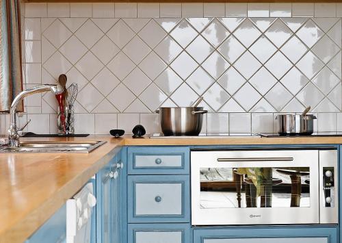 a kitchen with two pots on top of a stove at Gîtes de Baya in Ohey