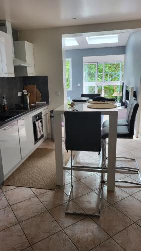 une cuisine avec une table et des chaises dans une pièce dans l'établissement chez Christine, à La Celle-Saint-Cloud