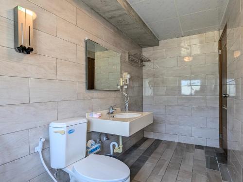 LanyuにあるA-Lang Homestayのトイレと洗面台付きのバスルーム