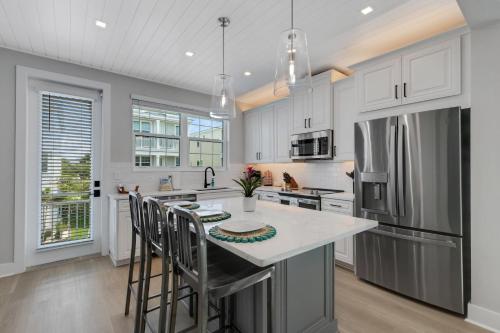 Kuchyň nebo kuchyňský kout v ubytování Hunters Haven by SkyRun Anna Maria