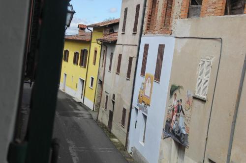 an alley with buildings and graffiti on the side at Friciulin - guest house in Lesegno