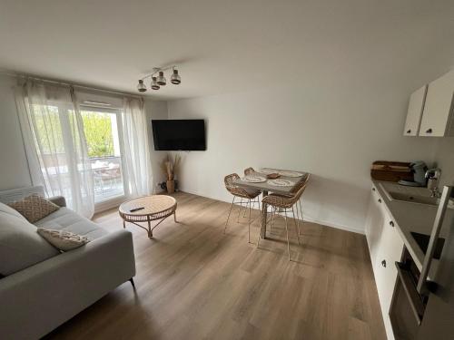 un salon avec un canapé et une table dans l'établissement La Bali house, à Voiron