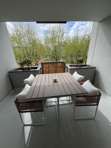 d'une table et de chaises en bois sur un balcon avec vue. dans l'établissement La Bali house, à Voiron