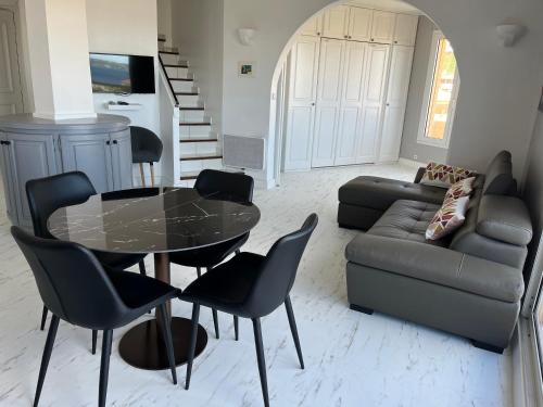 un salon avec une table, des chaises et un canapé dans l'établissement Palais du soleil, à La Celle-sous-Gouzon