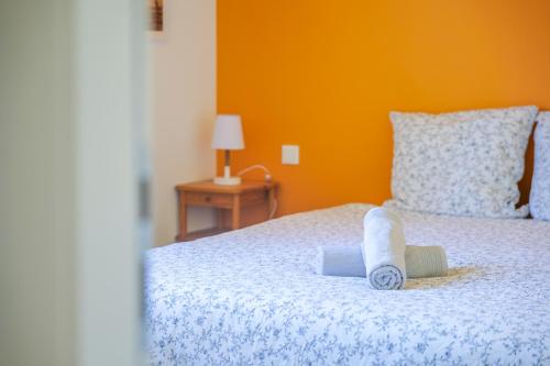 une chambre avec un lit avec des serviettes dessus dans l'établissement maison lumineuse avec veranda et jardin - 8 personnes, à Les Sables-dʼOlonne