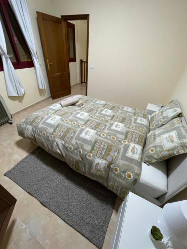 a bed with a blanket and a couch in a room at Duplex Elegant in Genovés