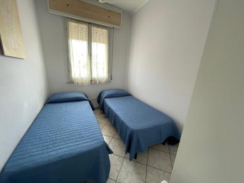 Ένα ή περισσότερα κρεβάτια σε δωμάτιο στο Residenza Lido adriano baia tartaruga
