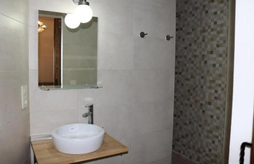une salle de bain avec un lavabo et un miroir dans l'établissement Casa Rural La Cerecera, à Los Navalucillos