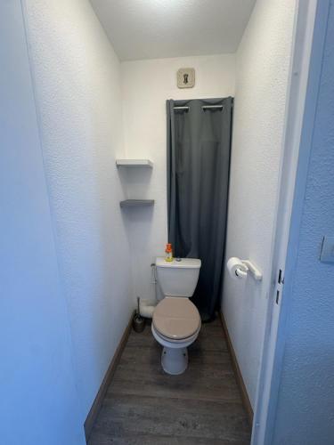 une petite salle de bain avec toilettes et douche dans l'établissement T2 Bord de plage, résidence Bleu Marine 85, à Lacanau-Océan
