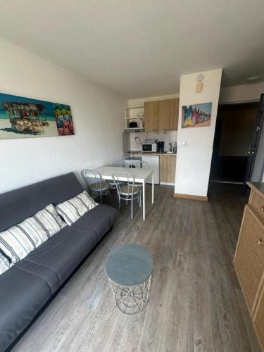 un salon avec un canapé et une table dans l'établissement T2 Bord de plage, résidence Bleu Marine 85, à Lacanau-Océan