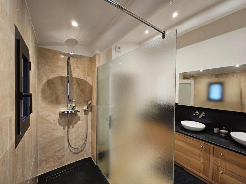 La salle de bains est pourvue d'une douche, de 2 lavabos et d'un miroir. dans l'établissement Beaumes-de-Venise - Magnifique villa au calme avec piscine ! Le rêve de Montmirail, à Beaumes-de-Venise