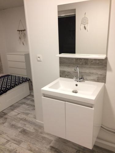 une salle de bain blanche avec un lavabo et un miroir dans l'établissement Villa Lunel 250 m2 -axe Montpellier-Grande Motte, à Lunel