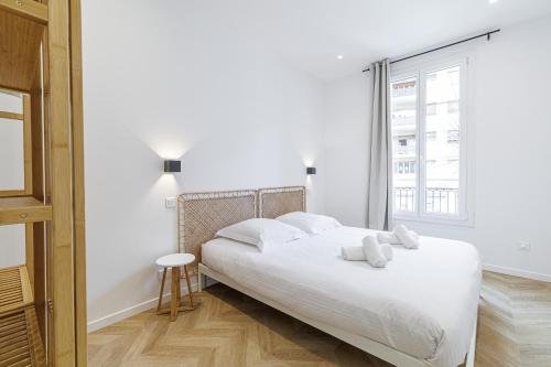 une chambre blanche avec un lit et une fenêtre dans l'établissement Large & Confort 2 Bdr Renovated, à Nice