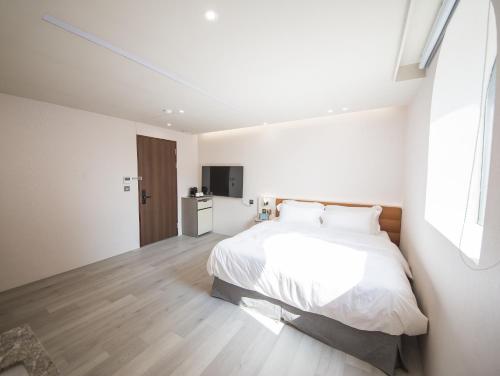 Postel nebo postele na pokoji v ubytování LIVIN Hotel