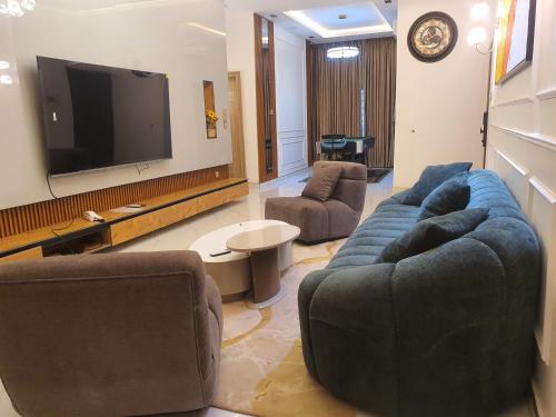 Televisyen dan/atau pusat hiburan di Grazioli 2Bedroom Apartment 'Milan'