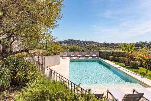 - une piscine extérieure avec mobilier de jardin et une piscine extérieure dans l'établissement Villa Dolce, à Sainte-Lucie de Porto-Vecchio