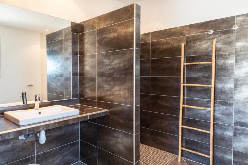 une salle de bain avec un lavabo et une douche dans l'établissement Villa Dolce, à Sainte-Lucie de Porto-Vecchio