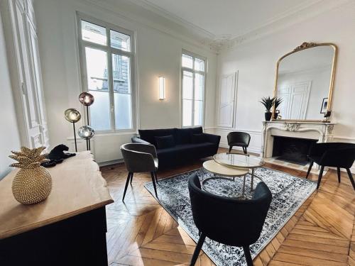 - un salon avec un canapé noir et un miroir dans l'établissement 3 Lenoir Grand T3 luxueux au centre-ville 4 pers, à Reims