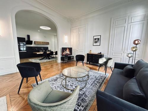 un salon avec un canapé, des chaises et une table dans l'établissement 3 Lenoir Grand T3 luxueux au centre-ville 4 pers, à Reims
